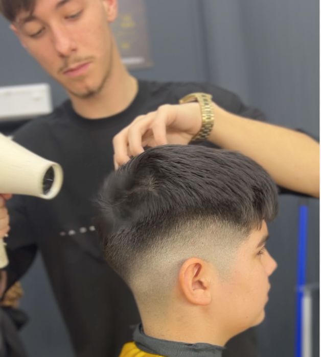 Tuns gratuit pentru bãrbați in Pitesti la frizer .