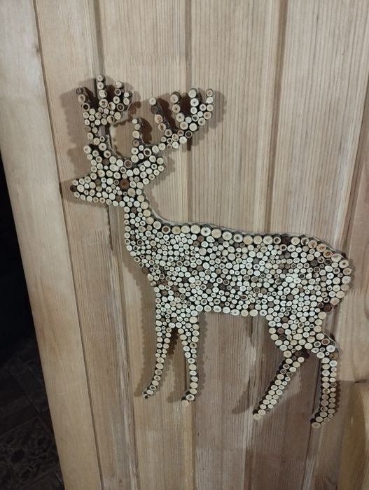 Продам фигуры оленей,часы