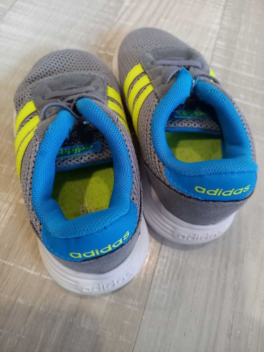 маратонки и сандали