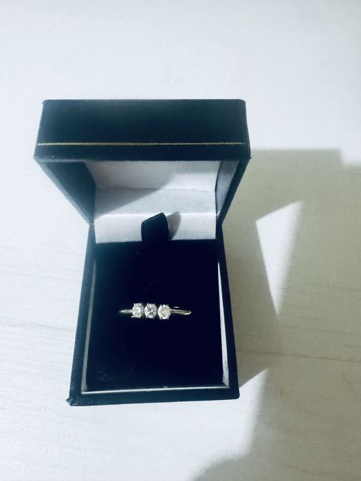 Inel logodna Trilogy din aur alb de 18k cu diamante naturale 0,64 ct