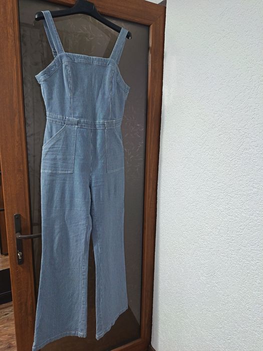 Salopetă din denim mărimea 40, evazată.