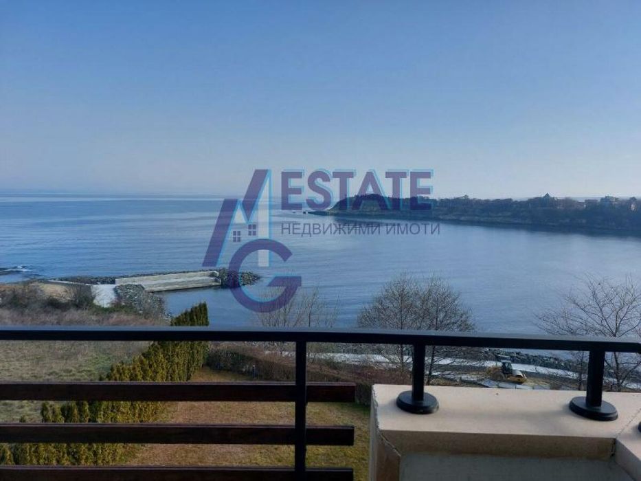 Тристаен апартамент на 1-ва линия МОРЕ в град Царево.