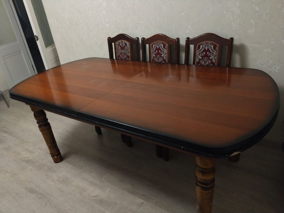 Продается стол со стулями