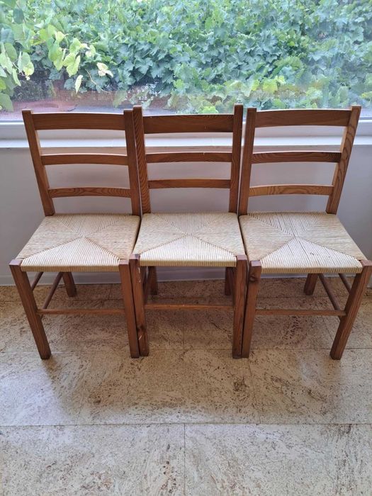 Дървени столове с ратанови седалки