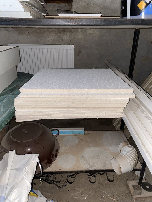 Vand 4 corpuri de iluminat tavan casetat si 10 plafoane toate 40 lei