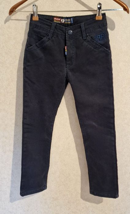 Джинсовые брюки голубого и черного цвета