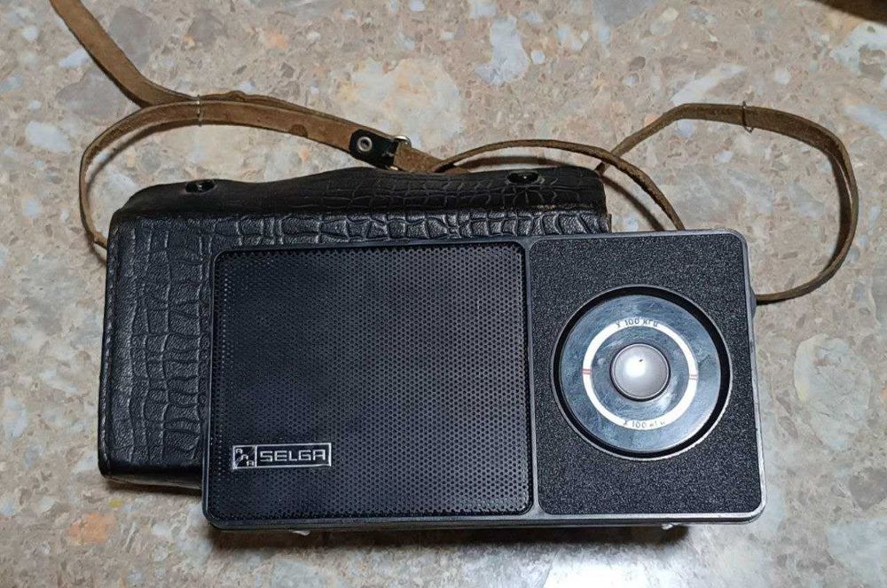 Советский портативный транзисторный радиоприёмник «Селга-405». РАБОЧИЙ