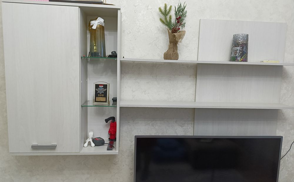 Продам срочно стенку под телевизор