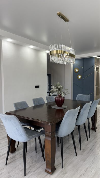 Продам стол и 8 стульев