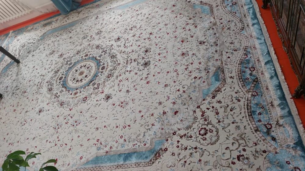 Шелковый кілем және Люстра