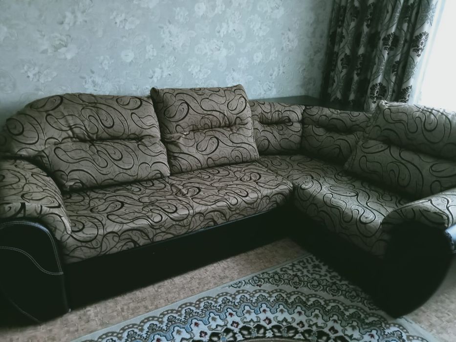 Угловой диван с креслом.