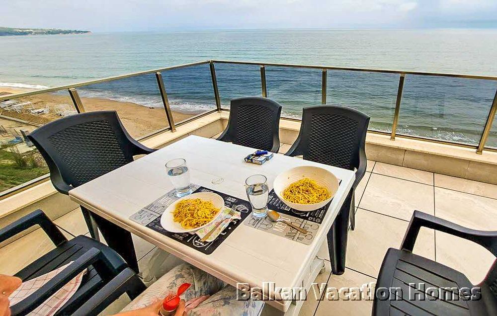 Луксозен апартамент на брега на морето в Обзор