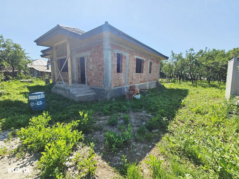 Vanzare casa 4 camere, la rosu, in Baicoi