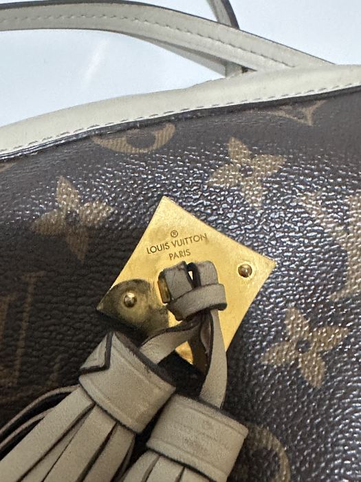Дамска кожена чанта Louis Vuitton Saintonge Monogram / Cream White