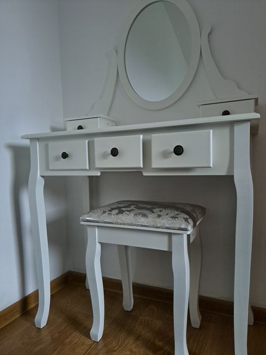 Masă pentru makeup in stare foarte bună (ca nou)