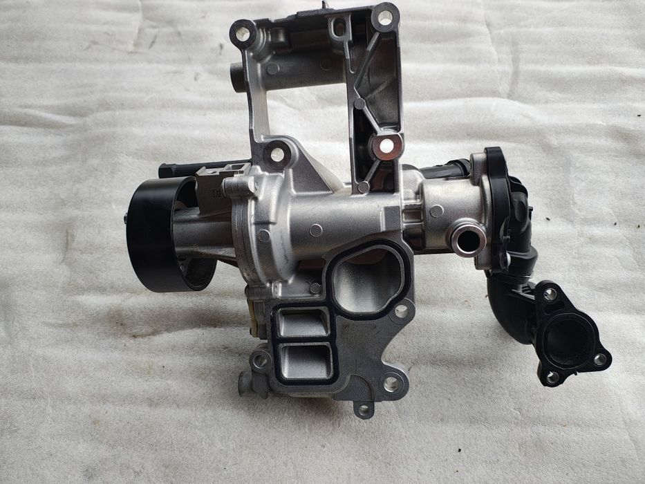 Pompa apa termostat cu suport BMW Seria 5 G30 B48B20B cod 8593269