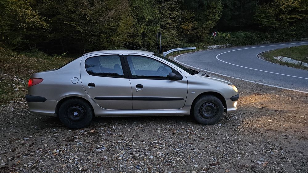 Vând s-au schmb peugeot 206