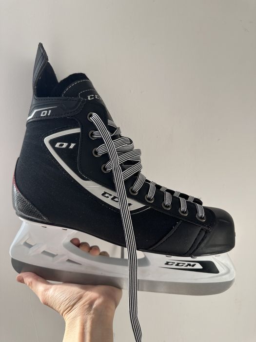 Коньки CCM одевали 2-3 раза