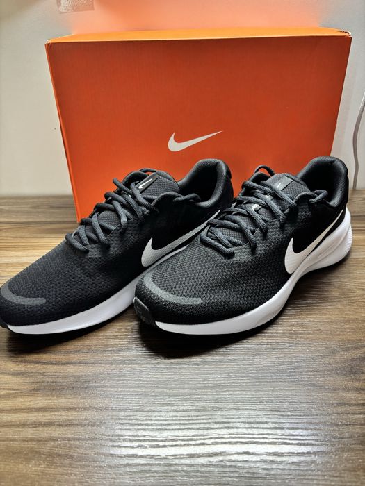 кроссовки Nike Revolution 7