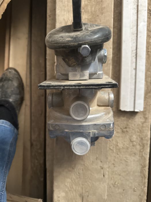 Тормазной кран на Камаз