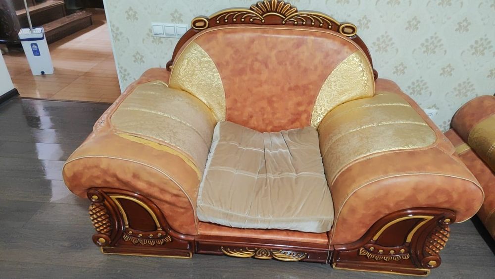 Бесплатно диван и два кресла