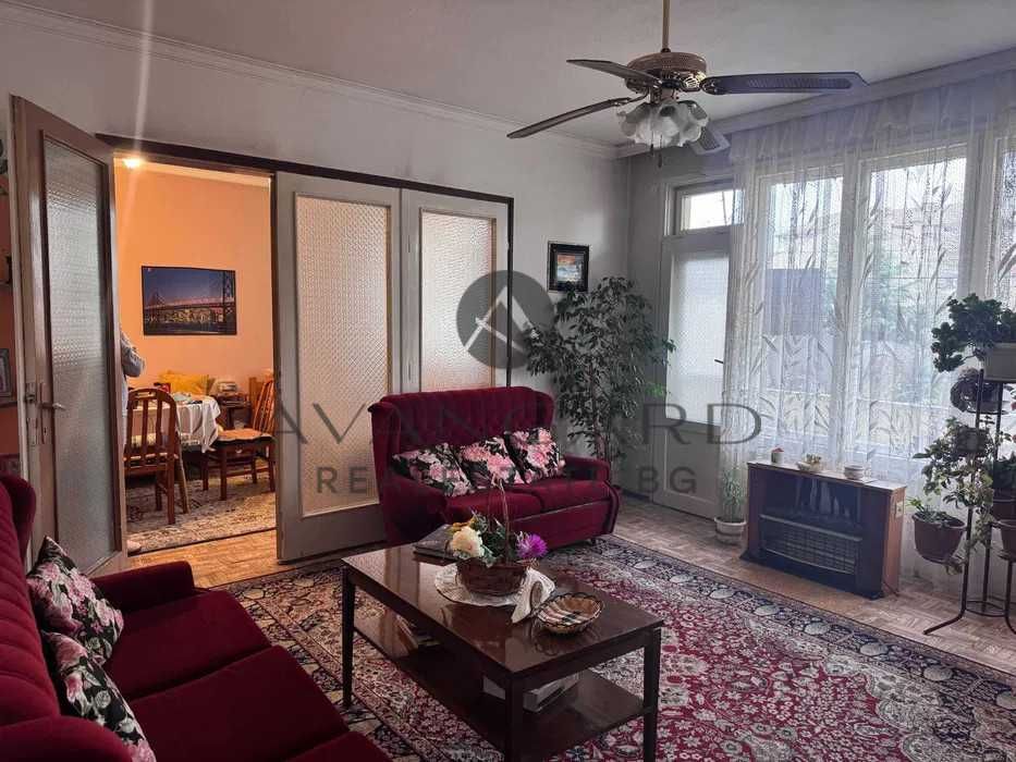 Продава се Тристаен апартамент в Пловдив, Кючук Париж - 110 кв.м за 2133 €/кв.м - Снимка #2