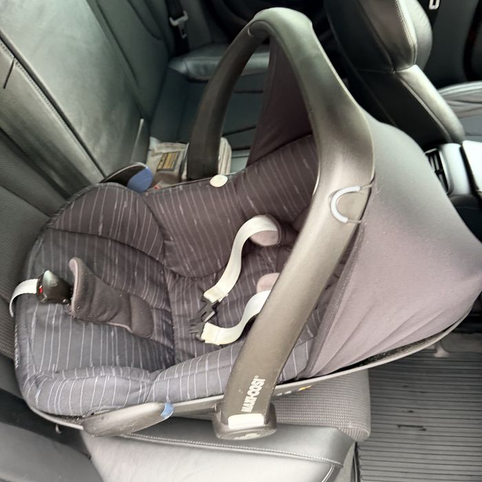 Vand scoica Cybex,Maxi Cosi,ambele cu baza isofix