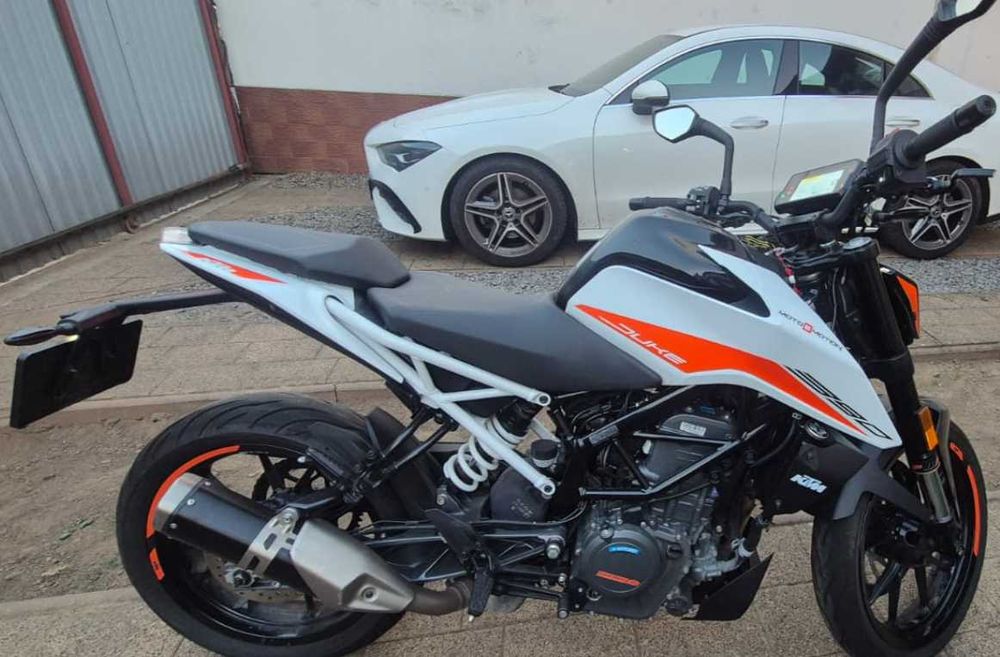 Vând KTM 390 Duke (2022) – Primul proprietar / Cumpărată de la Moto Emotion