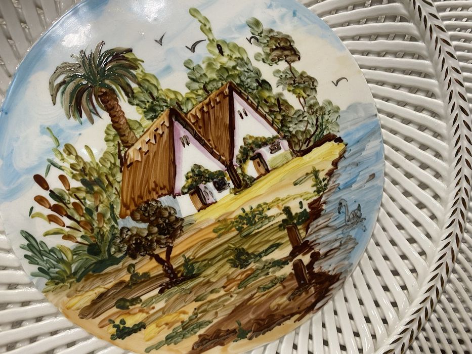 Порцеланово пано за стена с дупки