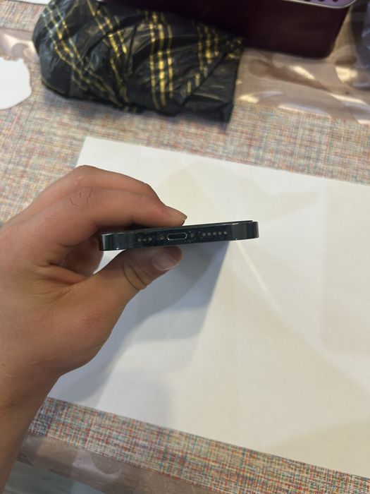 телефон iPhone 12
