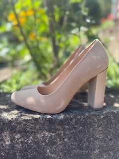 Велурени бежови обувки