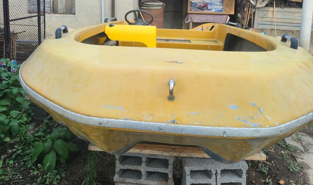 Продава се лодка