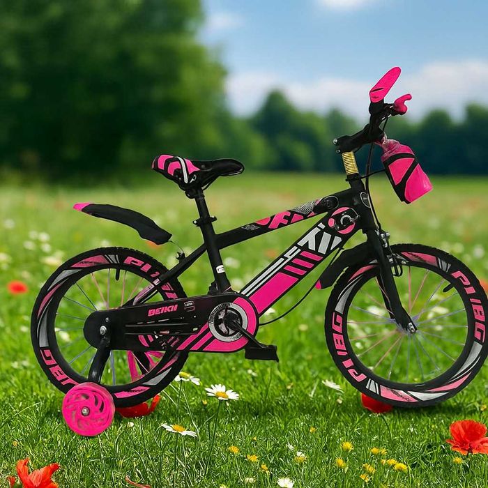 Детски велосипед с кош в предната част.