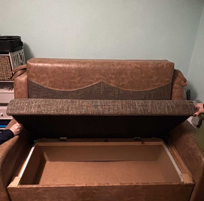 Vand canapea foarte bine intretinuta