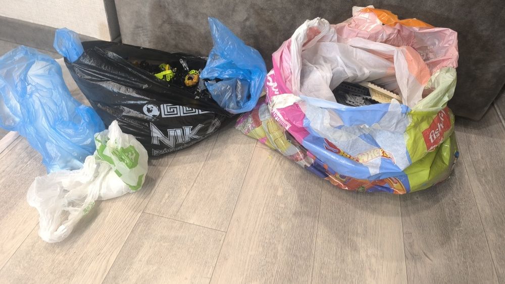 Продам два пакета оригинал коллекции Лего