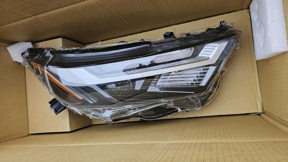 81110-0R440 Продавам нов десен оригинален Full Led фар за Toyota RAV4 от 2021 до 2024
