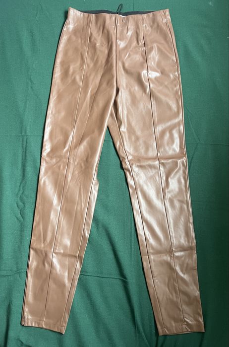 Pantaloni luciosi imitatie piele Sinsay