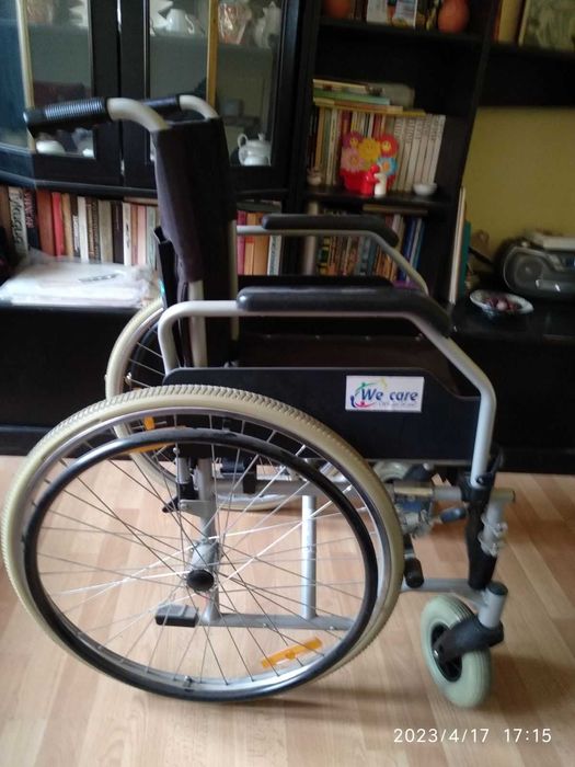 ПРОДАВАМ  колички за придвижване,тоалетен стол