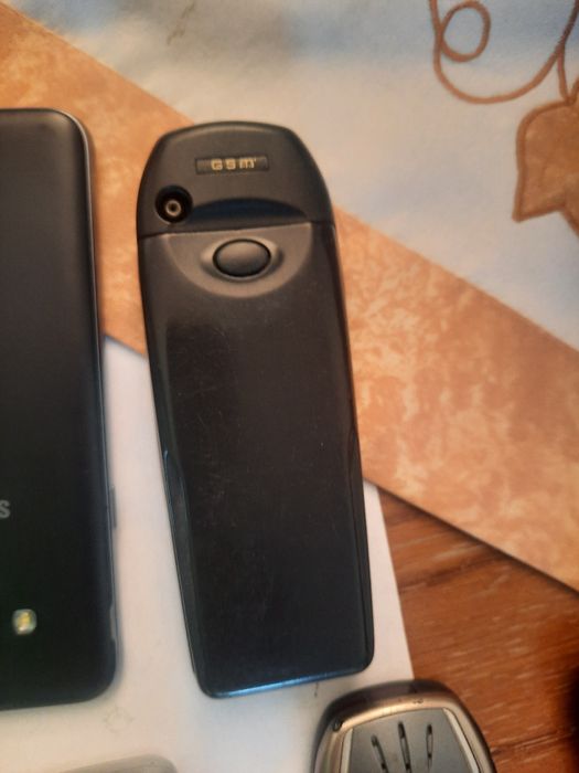 Vand telefoane mobile