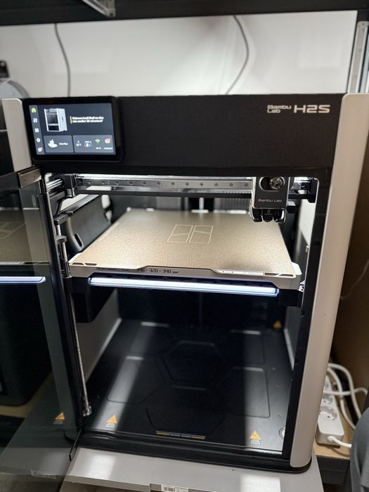 Bambu Lab H2S impecabila