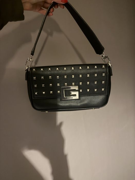 Чанта за рамо guess със златни капси