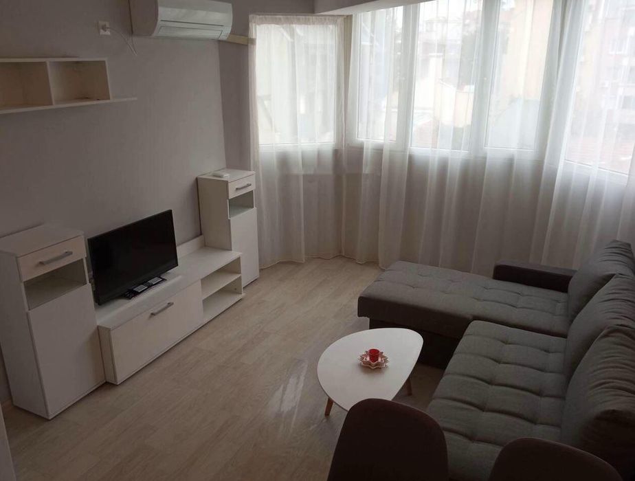 Дава се под наем Двустаен апартамент в Бургас, Център - 60 кв.м за 408 € - Снимка #1