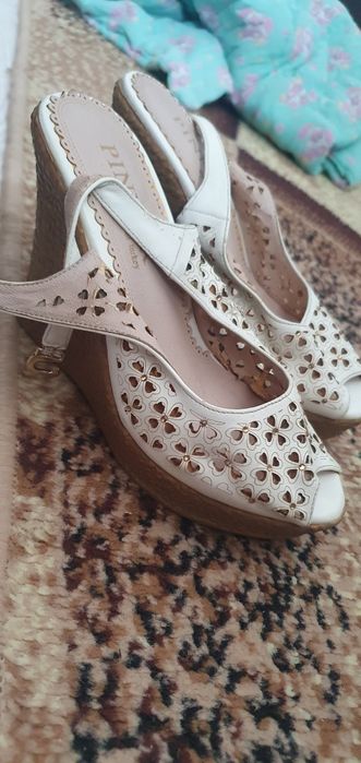Отдам даром женские босоножки и туфли