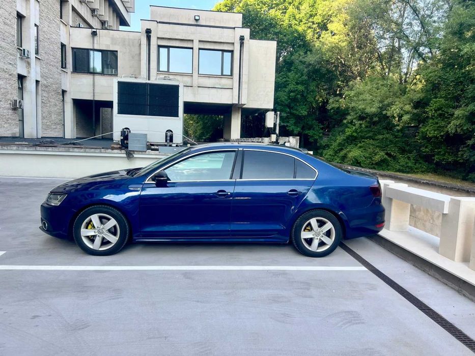 Volkswagen VW Jetta MK6 2.0 TDI | Отлично състояние | R-Line детайли