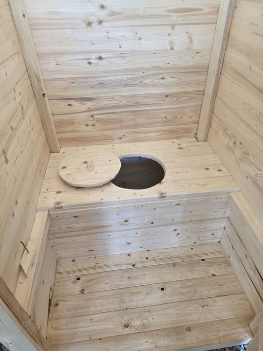 Wc de gradina din lemn
