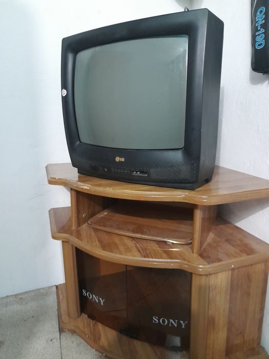 Продам телевизор LG с тумбочкой