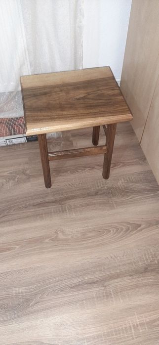 Scaunut din lemn de nuc