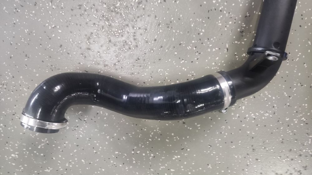 Патрубок интеркуллер право. Geely Coolray.