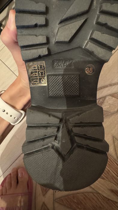 Продам зимние ботинки