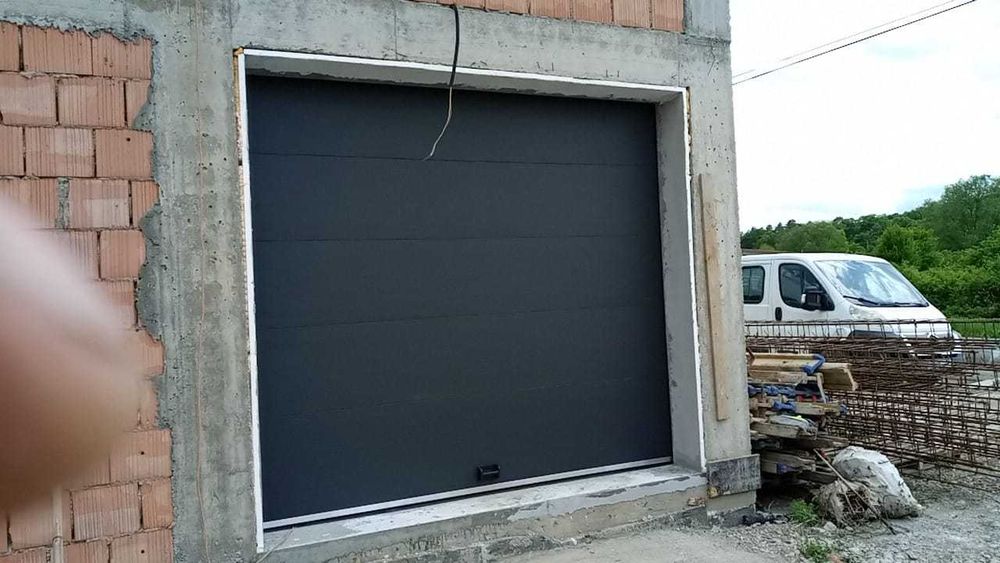 Vand usa de garaj sectionala